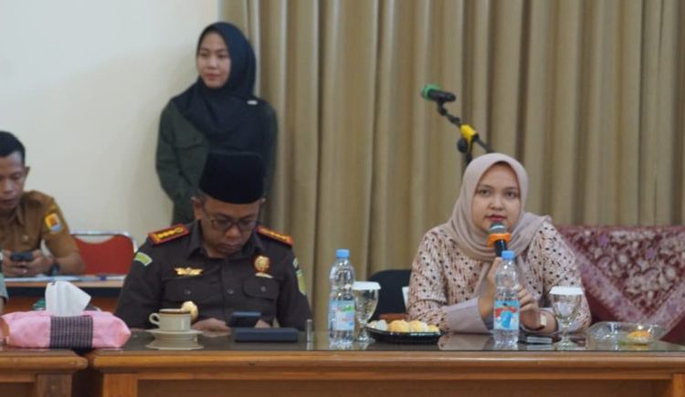 Ketua DPRD Kabupaten Cirebon, Sophi Zulfia menekankan pentingnya inovasi dalam penandatanganan Program Pembangunan 2025 di ruang Paseban Gedung Sekretariat Daerah, Selasa (16/9/2025)./* (foto: Humas DPRD Kab. Cirebon) 