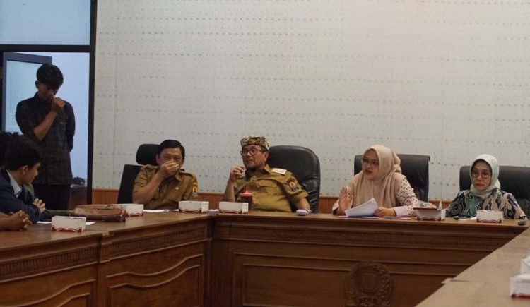 Restorative justice jadi pilihan bagi pelaku perusakan dan penjarahan Gedung DPRD, Pemkab Cirebon saat audiensi di ruang Banggar DPRD, Senin (22/9/2025)./* (foto: Humas DPRD Kab. Cirebon) 