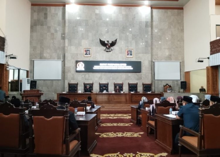 Rapat Paripurna penyampaian pandangan umum fraksi-fraksi terhadap Raperda tentang APBD TA 2026 di gedung dewan, Selasa (23/9/2025)./* (foto: Humas DPRD Kab. Cirebon) 
