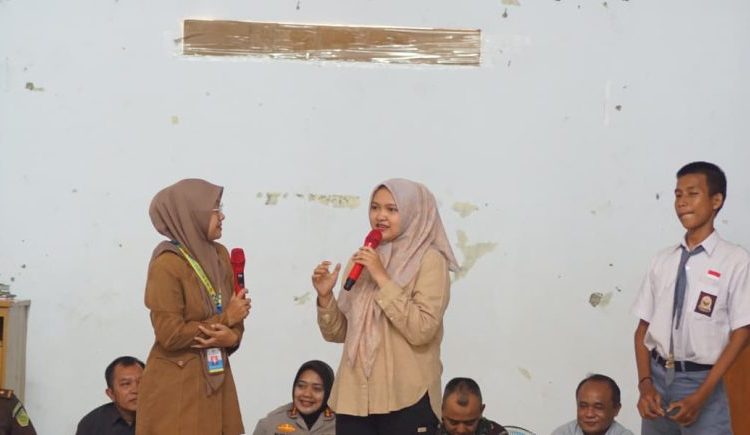 Ketua DPRD Kabupaten Cirebon, Sophi Zulfia, menghadiri kegiatan Police Go to School di SMK Musyawirin, Kecamatan Weru, Selasa (23/9/2025)./* (foto: Humas DPRD Kab.Cirebon) 