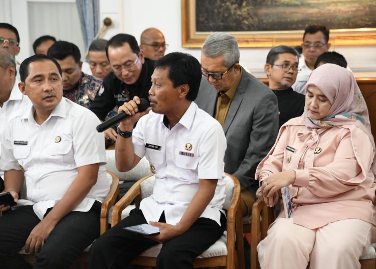 Wali Kota Cirebon, Effendi Edo didampingi Wakil Wali Kota Cirebon, Siti Farida Rosmawati saat mengikuti rapat koordinasi penanganan infrastruktur Provinsi Jawa Barat yang dipimpin langsung oleh Gubernur Jawa Barat, Dedi Mulyadi, di Gedung Pakuan, Bandung, Selasa (30/9/2025).* Foto: Humas Pemkot Cirebon