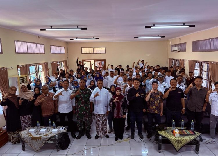 Wakil Wali Kota Cirebon, Siti Farida Rosmawati berfoto bersama dengan peserta kegiatan Peningkatan Wawasan Kebangsaan yang digagas Masyarakat Peduli Kota Wali (MPKW) yang digelar di KONI Kota Cirebon, Kamis (2/10/2025).