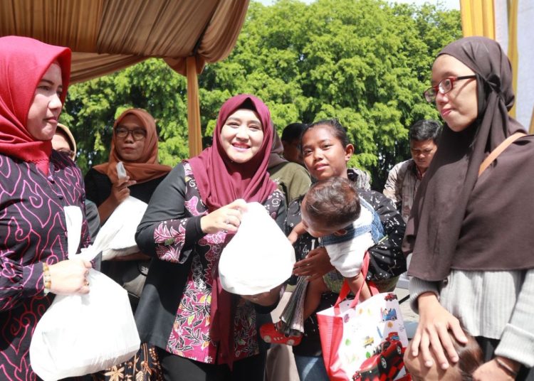 Wakil Wali Kota Cirebon, Siti Farida Rosmawati saat menghadiri Gerakan Pangan Murah (GPM) yang digelar di Alun-alun Kasepuhan, Kamis (2/10/2025).* Foto: Humas Pemkot Cirebon