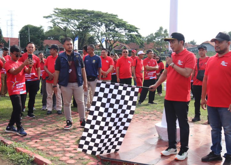 Wakil Bupati Cirebon, Agus Kurniawan Budiman, saat membuka kegiatan jalan santai dalam HAORNAS 2025 di lapangan Ranggajati, Kecamatan Sumber, Selasa (30/9/2025)./* (foto: Prokompim Kab. Cirebon) 