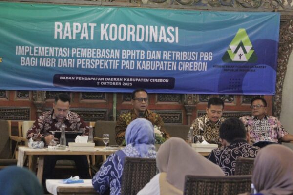 Pemkab Cirebon melakukan pembahasan strategi pembebasan BPHTB dan PBG untuk MBR di Alam Manis, Kecamatan Beber, Jumat (3/10/2025)./* (foto: Diskominfo) 