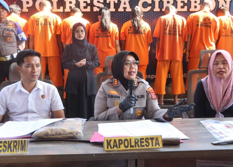 Kapolresta Cirebon, Kombes Sumarni, saat memimpin gelar perkara sejumlah kasus kriminal dalam konfrensi pers di Mapolresta, Selasa (7/10/2025)./* (foto: Humas Polresta Cirebon)