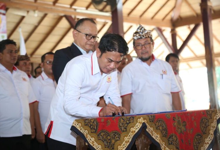 Wabup Cirebon, Agus Kurniawan Budiman (Jigus) resmi dilantik Ketua KONI di Pendopo Rumah Dinas Bupati, Selasa (14/10/2025)./* (foto : Diskominfo Kab. Cirebon) 