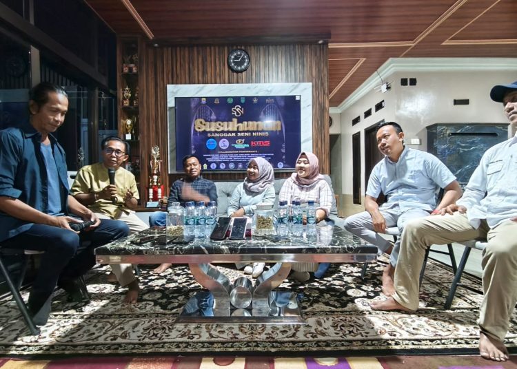 Tim panitia kegiatan "Susuhunan Sanggar Seni Ninis" saat melakukan konfrensi pers jelang pelaksanaan pertunjukan, di Desa Cisaat, Kecamatan Dukupuntang, Kabupaten Cirebon, Selasa (14/10/2025)./* (foto: M. Rahmat)