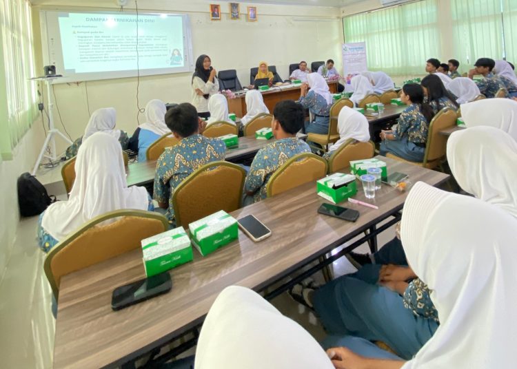PROGRAM Studi DIII Gizi Cirebon, Politeknik Kesehatan Tasikmalaya mengelar kegiatan Pengabdian kepada Masyarakat (PkM) berupa edukasi kesehatan reproduksi tentang bahaya pernikahan dini yang digelar di SMAN 8 Kota Cirebon, 13 Agustus 2025 lalu.* Foto: Istimewa