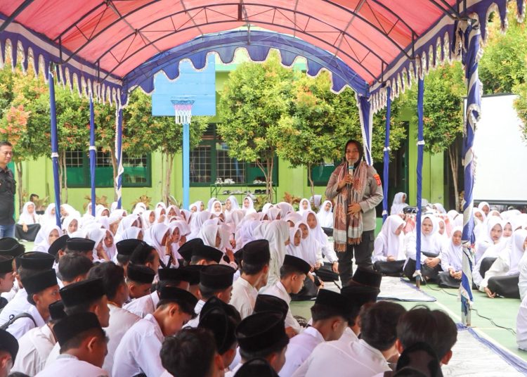 Kapolresta Cirebon, Kombes Sumarni saat memberikan cramah Kamtibmas di MAN 5 Cirebon, Jumat (17/10/2025). /* (foto : Humas Polresta Cirebon)