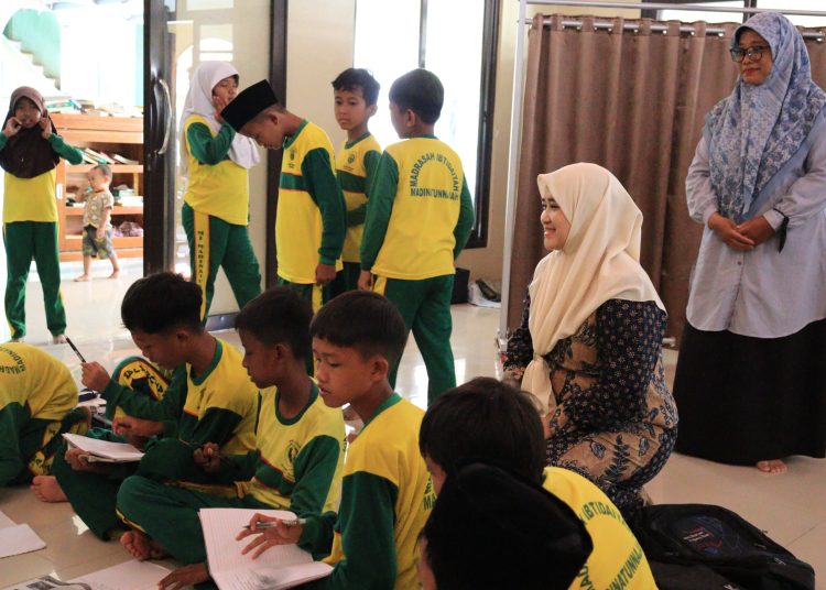 Pemkot Cirebon meneguhkan komitmen dalam membangun keluarga maslahat dan pesantren ramah anak di Pondok Pesantren Madinatunnajah, Sabtu (18/10/2025)./* (foto: Humas Pemkot Cirebon) 