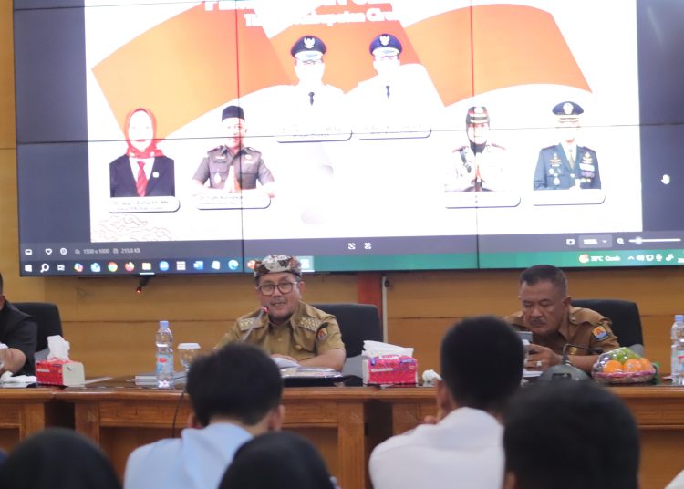 Pemkab Cirebon saat melakukan rapat koordinasi program MBG dengan seluruh kepala SPPG pada wilayah kerjanya yang berlangsung di ruang Paseban, Setda Kabupaten Cirebon, Selasa (21/10/2025)./* (foto: M. Rahmat) 