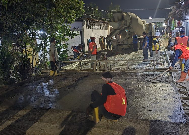 Petugas bersama warga saat melakukan perbaikan jalan Ki Gede Mayung Kecamatan Plered dan Kecamatan Gunungjati, Kabupaten Cirebon, Rabu (22/10/2025)./* (foto: Ist) 