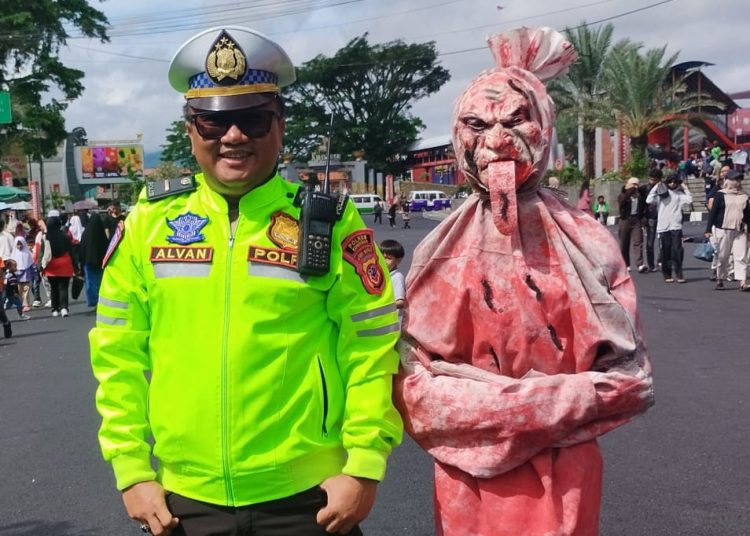 Kanit Kamsel Satlantas Polres Kuningan,IPDA Alfan Rizki, bersama "pocong" saat memeriahkan acara Car Free Day di Kuningan, Jawa Barat, pada Minggu pagi (26/10/2025)./* (foto: ist)