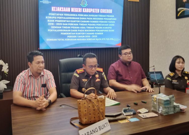 Kejari Kabupaten Cirebon menangkap mantan staf bank plat merah yang merugikan negara sekitar Rp 24,6 Miliar, Rabu (1/10/2025)./* (foto: M. Rahmat) 