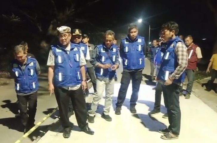 Bupati dan Wakil Bupati Cirebon, Imron dan Jigus bersama jajaran saat meninjau perbaikan jalan di wilayah timur Kabupaten Cirebon, dalam mendorong percepatan dan pertumbuhan ekonomi lokal, Selasa (14/10/2025)./* (foto: M. Rahmat) 
