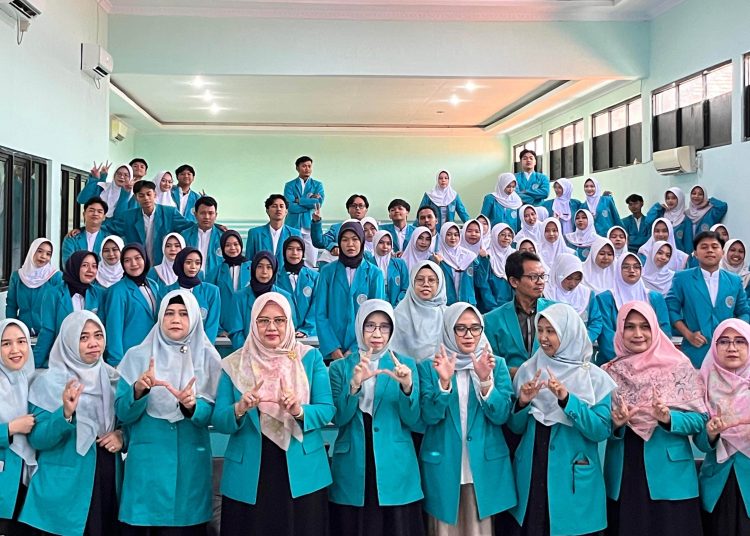 UMMADA Cirebon menggelar "Sidang Senat Terbuka FIKES" dengan mengukuhkan ratusan lulusan meliputi D3 Keperawatan, S1 Administrasi RS, S1 Kebidanan dan Profesi Bidan di kampusnya, Jumat (24/10/2025)./* (foto: Humas UMMADA Cirebon) 