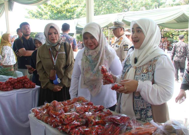 WAKIL Wali Kota Cirebon, Siti Farida Rosmawati (kanan) saat menghadiri Gerakan Pangan Murah (GPM) ke-26 di Lapangan Kebon Pelok, Kamis (16/10/2025).* Foto: Humas Pemkot Cirebon