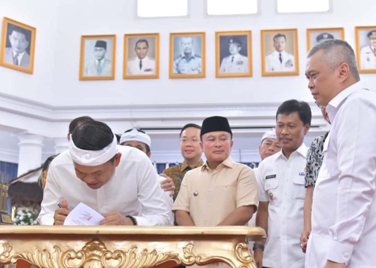 GUBERNUR Jawa Barat, Dedi Mulyadi saat menandatangani Nota Kesepakatan Pengembangan Transportasi di Jawa Barat yang berlangsung di Gedung Pakuan, Bandung, Jumat (10/10/2025).* Foto: Humas Pemkot Cirebon