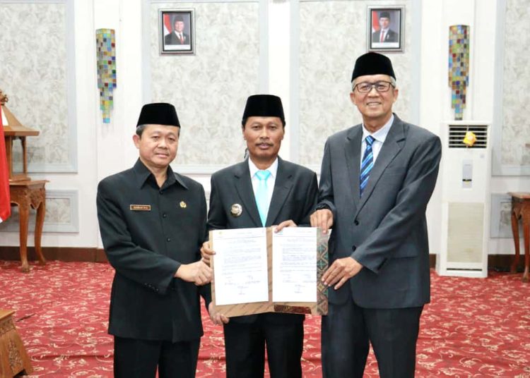 Wali Kota Cirebon, Effendi Edo (tengah), Agus Mulyadi (Kanan) dan Sumanto (kiri).* Foto: Humas Pemkot Cirebon