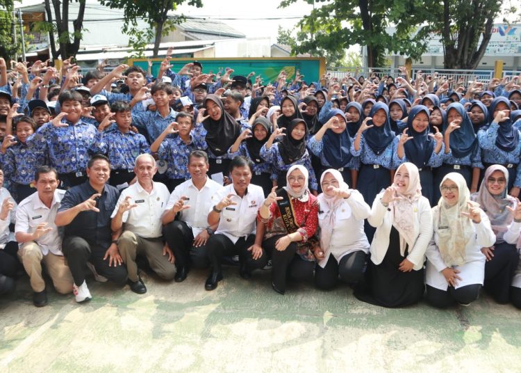 Wali Kota Cirebon, Effendi Edo berfoto bersama dengan peserta usai menghadiri Roadshow Wawasan Kebangsaan  di SMPN 11 Kota Cirebon, Rabu (15/10/2025).* Foto: Humas Pemkot Cirebon