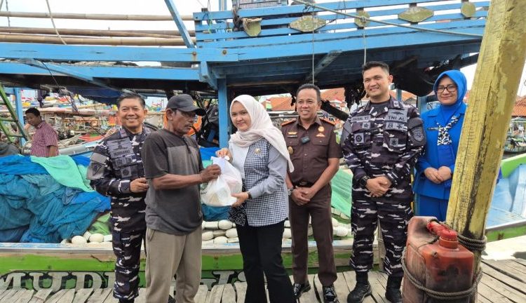 Sinergi TNI, Kejaksaan, dan DPRD warnai HUT ke-80 lewat Bakti Sosial di Deda Gebang Mekar, Kecamatan Gebang, Selasa (30/9/2025)./* (foto: Humas DPRD Kab. Cirebon) 