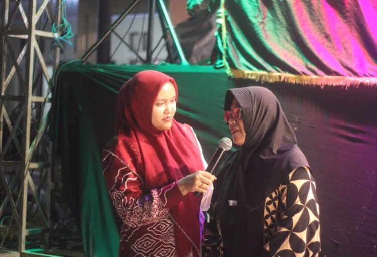 Ketua DPRD Kabupaten Cirebon, Sophi Zulfia mengapresiasi pagelaran wayang golek di HUT ke-191 Desa Sedong Lor, Kecamatan Sedong, Sabtu (4/10/2025). /* (foto: Humas DPRD Kab. Cirebon) 