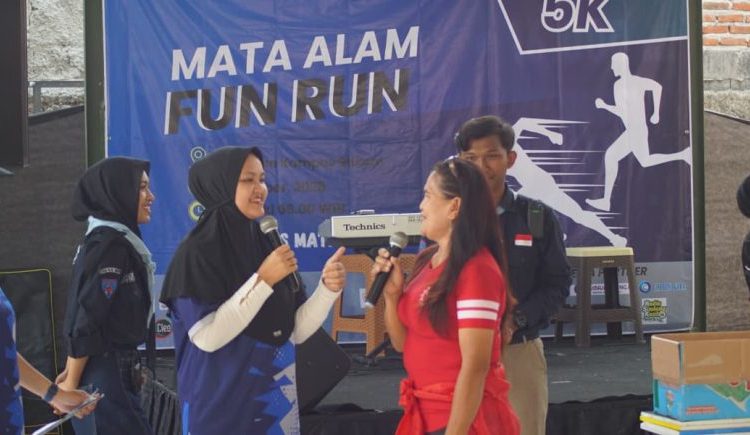 Ketua DPRD Kabupaten Cirebon, Sophi Zulfia, saat menghadiri peringatan Hari Ulang Tahun ke-27 Mata Alam Sekolah Tinggi Komputer (STIKOM) Cirebon, Minggu (5/10/2025)./* (foto: Humas DPRD Kab. Cirebon)
