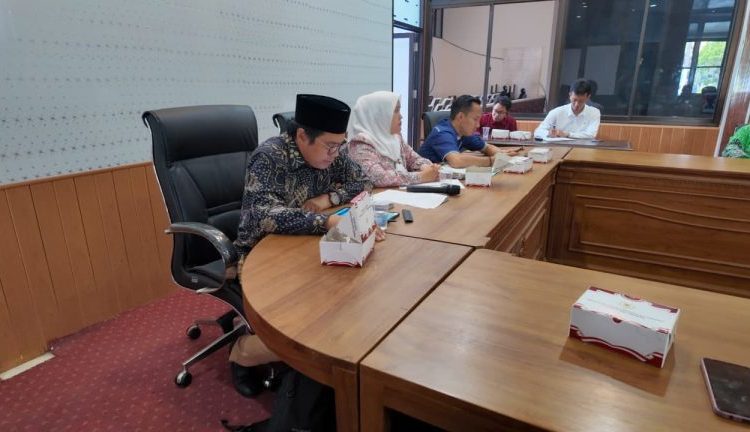 Pimpinan DPRD saat menerima audiensi dari Perkumpulan Guru Madrasah Indonesia Kabupaten Cirebon, di gedung dewan, Rabu (7/10/2025)./* (foto: Humas DPRD Kab. Cirebon)
