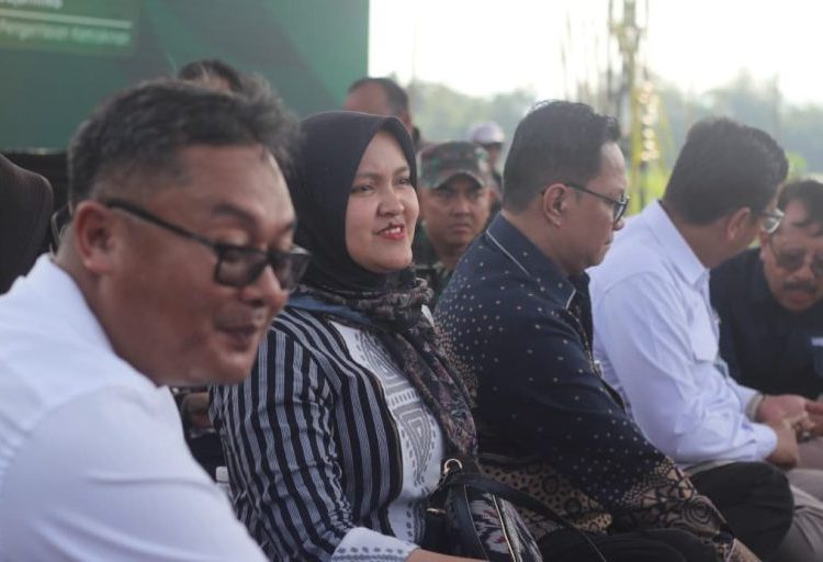 Ketua DPRD, Sophi Zulfia, saat menghadiri program T1P4K dan Koperasi Multi Pihak di Kelurahan Pasalakan, Kecamatan Sumber, Kabupaten Cirebon, Sabtu (11/10/2025)./* (foto: Humas DPRD Kab. Cirebon) 