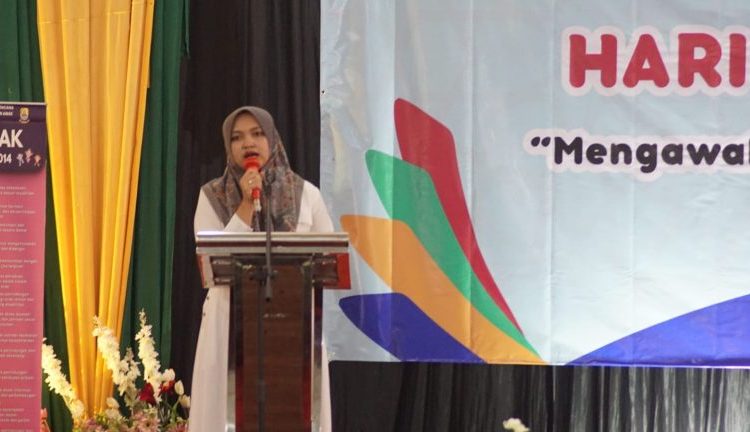 Ketua DPRD Kabupaten Cirebon, Sophi Zulfia saat mendampingi Menteri PPPA RI Arifah Choiri Fauzi, pada Peringatan Hari Santri Nasional 2025 di Pondok Pesantren Buntet, Kecamatan Astanajapura, Rabu (22/10/2025)./* (foto: Humas DPRD Kab. Cirebon) 