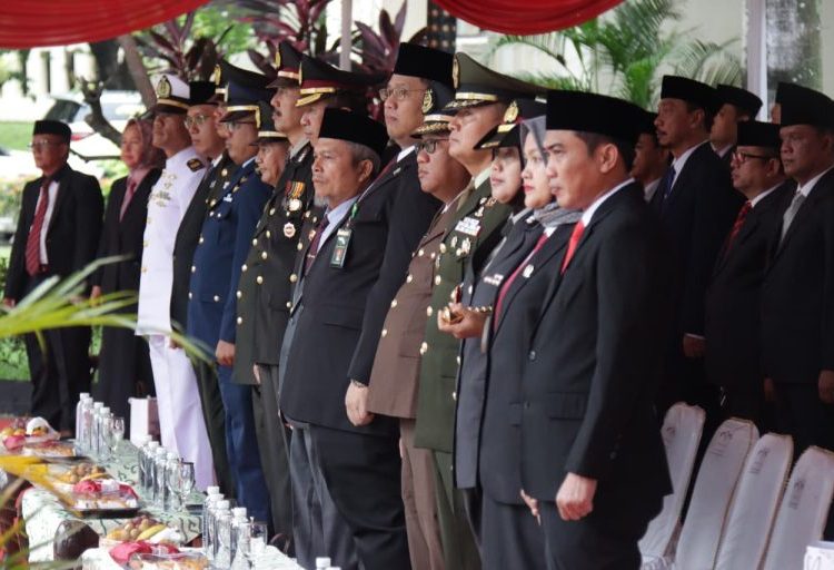 Ketua DPRD Kabupaten Cirebon, Sophi Zulfia, bersama Forkopimda saat menghadiri "Upacara peringatan Hari Sumpah Pemuda ke-97", di halaman Kantor Bupati Cirebon, Selasa (28/10/2025)./* (foto: Humas DPRD Kab. Cirebon)