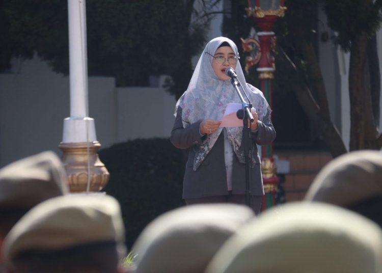 Wakil Wali Kota Cirebon, Siti Farida Rosmawati, yang bertindak sebagai inspektur upacara peringatan Hari Kesaktian Pancasila di halaman Balai Kota Cirebon, Rabu (1/10/2025).* Foto: Humas Pemkot Cirebon