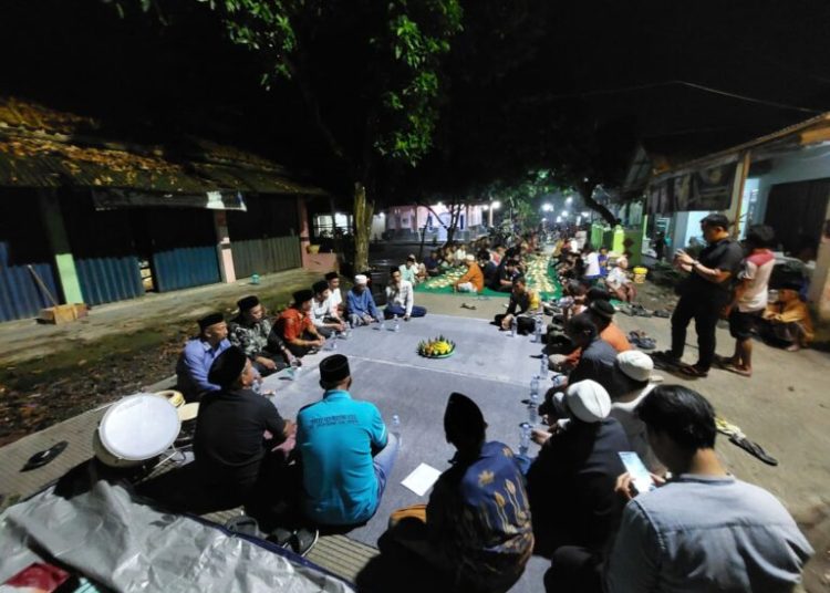 Warga Desa Kepuh, Kecamatan Palimanan, melaksanakan syukuran lantaran jalan rusak hampir 20 tahun kini bisa diperbaiki Pemkab Cirebon, Jumat (31/10/2025) malam./* (foto: Diskominfo Kab. Cirebon) 