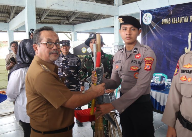 TNI AL dan Pemkab Cirebon berkolaborasi menghujaukan pesisir bondet, Kecamatan Gunungjati, Senin (3/11/2025)./* (foto: Prokompim Kab. Cirebon)