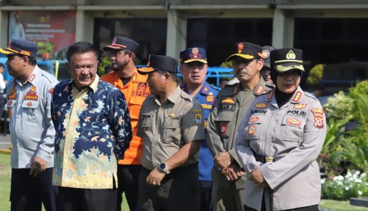 Sekda Kabupaten Cirebon, Hendra Nirmala bersama Kapolresta Cirebon, Kombes Sumarni dan jajaran dalam Apel Kesiapsiagaan Bencana di Mapolresta Cirebon, Selasa (4/11/2025)./* (Foto: Diskominfo Kab. Cirebon)