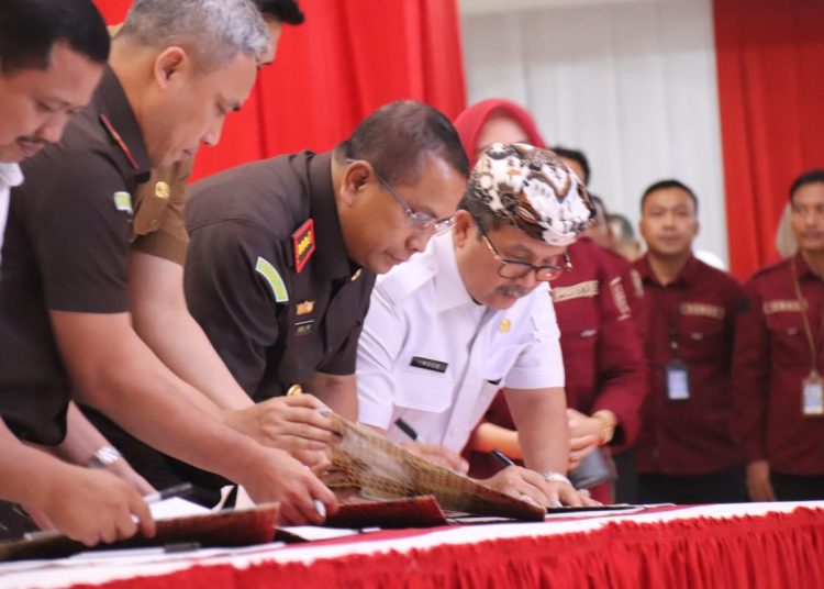 Bupati Cirebon, Imron, dalam Penandatangan MoU antara Kejati dengan Gubernur Jawa Barat, serta Perjanjian Kerja Sama antara Kejari dan para Bupati/Wali Kota se-Jawa Barat di Gedung Swatantra Wibawa Mukti, Kabupaten Bekasi, Selasa (4/11/2025)./* (foto: Prokompim Kab. Cirebon) 