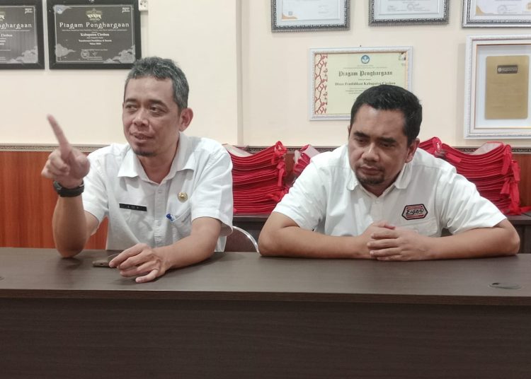 Kepala Bidang SD Disdik Kabupaten Cirebon, Andri Hermansyah (kanan) dan Kasi Kurikulum SD, Asep (kiri), saat mengklarifikaai isu pemeriksaan APH terkait dugaan pemotongan dana BOS, Rabu (5/11/2025)./* (foto: M. Rahmat) 