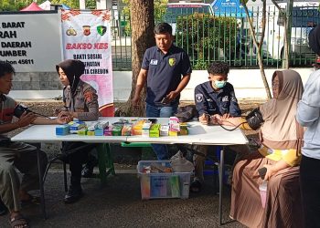 Warga Manfaatkan Pengobatan Gratis Polresta Cirebon di CFD Sumber