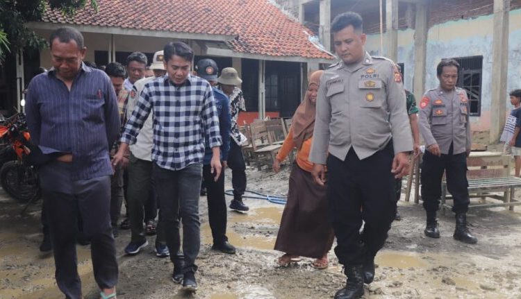 Wabup Cirebon, Jigus bersama BBWS-CC dan jajaran saat meninjau kawasan terdampak banjir di wilayah Kecamatan Waled, Jumat (22/11/2025)./* (foto: Diskominfo) 