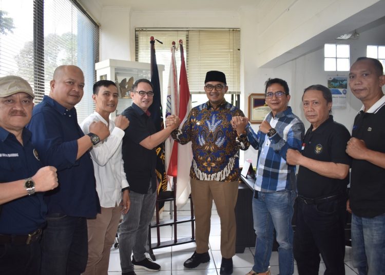 Wali Kota Bandung, Muhammad Farhan (mengenakan peci) saat bersilaturahmi ke Sekretariat PWI Pokja Kota Bandung di Jalan Ahmad Yani No. 262, Senin (24/11/2025)./* (foto: Humas PWI Jabar) 