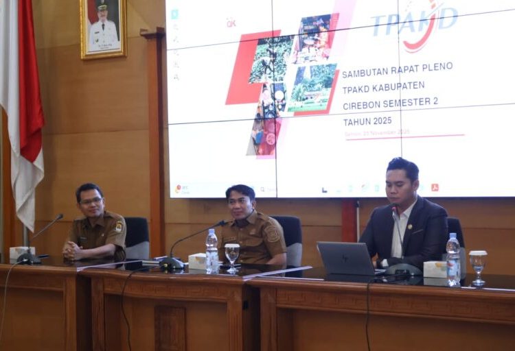 Pemkab dan OJK menggelar Rapat Pleno Tim Percepatan Akses Keuangan Daerah (TPAKD) Semester II Tahun 2025 di Ruang Paseban Setda, Selasa (25/11/2025)./* (foto: Diskominfo Kab. Cirebon) 