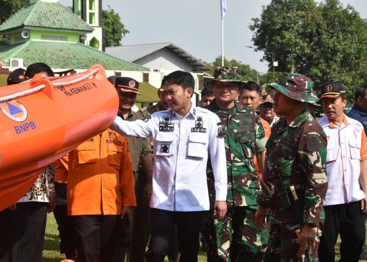 Wakil Bupati Cirebon, Agus Kurniawan Budiman, saat mengecek kesiapan sarpras dalam geladi kesiapsiagaan bencana di lapangan Makodim 0620 Kabupaten Kabupaten, Kamis (27/11/2025)./* (foto: Prokompim Kab. Cirebon) 
