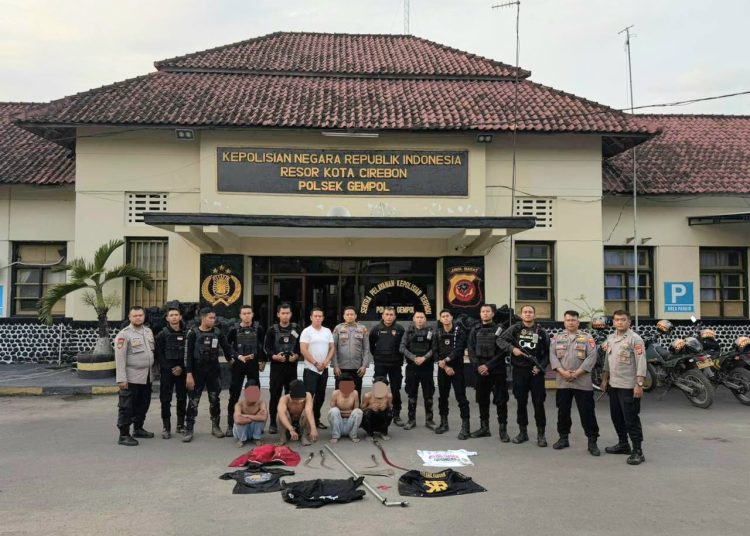 Sekelompok pemuda kedapatan membawa sajam diamankan Tim Raimas Polresta Cirebon di wilayah Kecamatan Palimanan, Minggu (30/11/2025)./* (foto: Humas Polresta Cirebon)