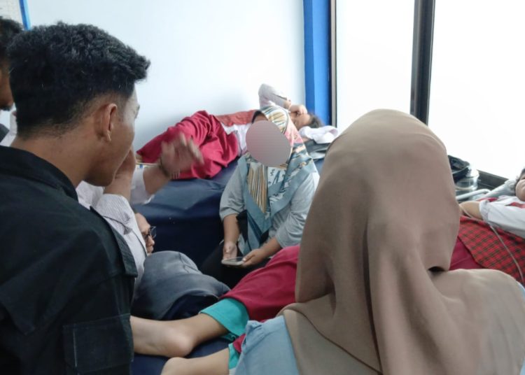 Sejumlah siswa dibawa ke Puskesmas diduga keracunan usai makan menu MBG. Pemkab Cirebon evaluasi menyeluruh SPPG usai dugaan keracunan puluhan siswa di SDN 2 Setu Wetan, Kecamatan Weru, Kabupaten Cirebon, Selasa (4/11/2025).) * (foto : Ist)