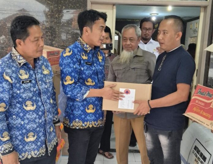 Pemkab Cirebon menyalurkan logistik bagi puluhan rumah rusak terdampak cuaca ekstrem di Desa Slangit, Kecamatan Klangenan, Selasa (18/11/2025)./* (foto: Diskominfo Kab. Cirebon) 