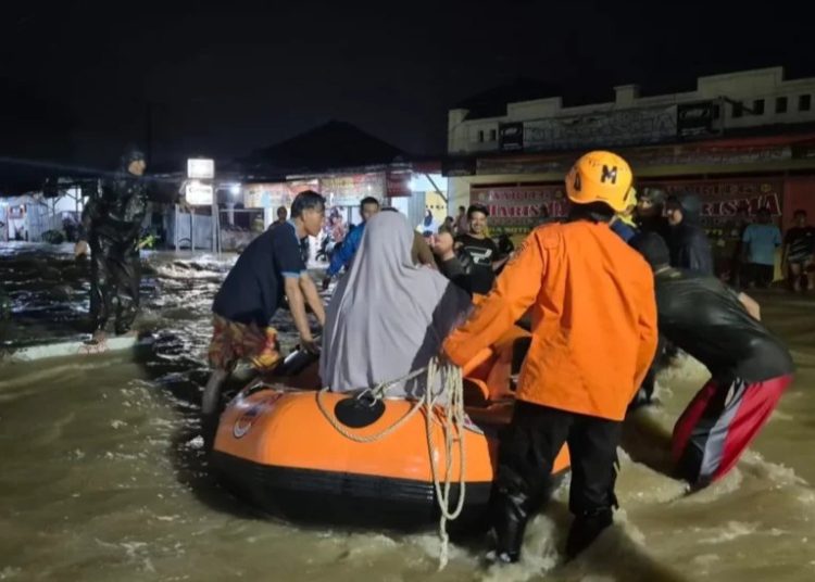 Hadapi cuaca ekstrem, BPBD ingatkan masyarakat lebih waspada dan hubungi nomor 112 jika darurat./* (foto: Diskominfo Kab. Cirebon) 