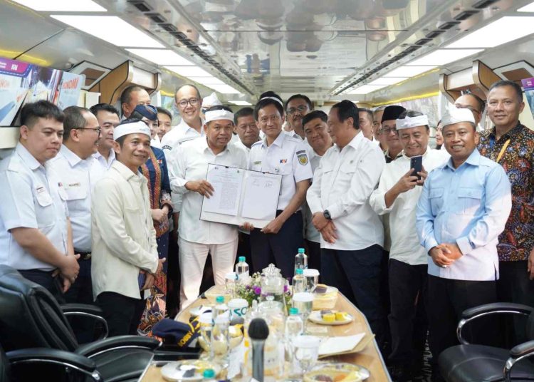 Penandatanganan Perjanjian Kerja Sama (PKS) antara Pemerintah Provinsi Jawa Barat dan PT KAI, Senin (24/11/2025)./* (foto: Humas Prov.Jabar)