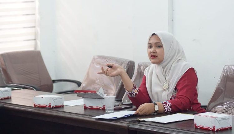Ketua DPRD Kabupaten Cirebon, Sophi Zulfia, saat memimpin rapat dalam memantapkan pembahasan Raperda prioritas dan Raperwan Kode Etik./* (foto: Humas DPRD Kab. Cirebon)
