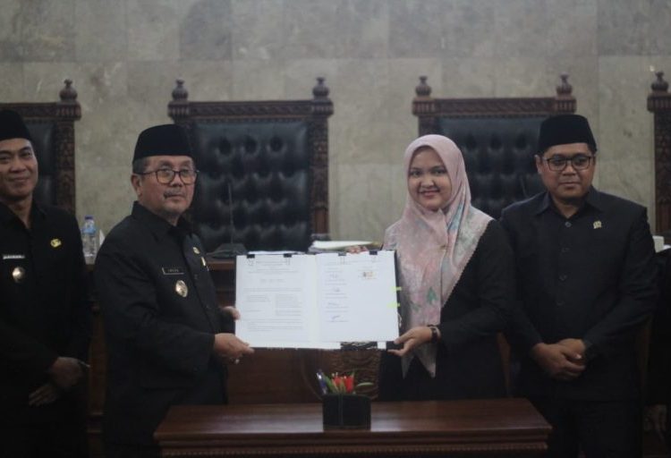Rapat paripurna pengesaan satu Rancangan Peraturan Daerah (Raperda) dan dua Rancangan Peraturan DPRD (Raperwan) dalam rapat paripurna, Kamis (6/11/2025)./* (foto: Humas DPRD Kab. Cirebon)